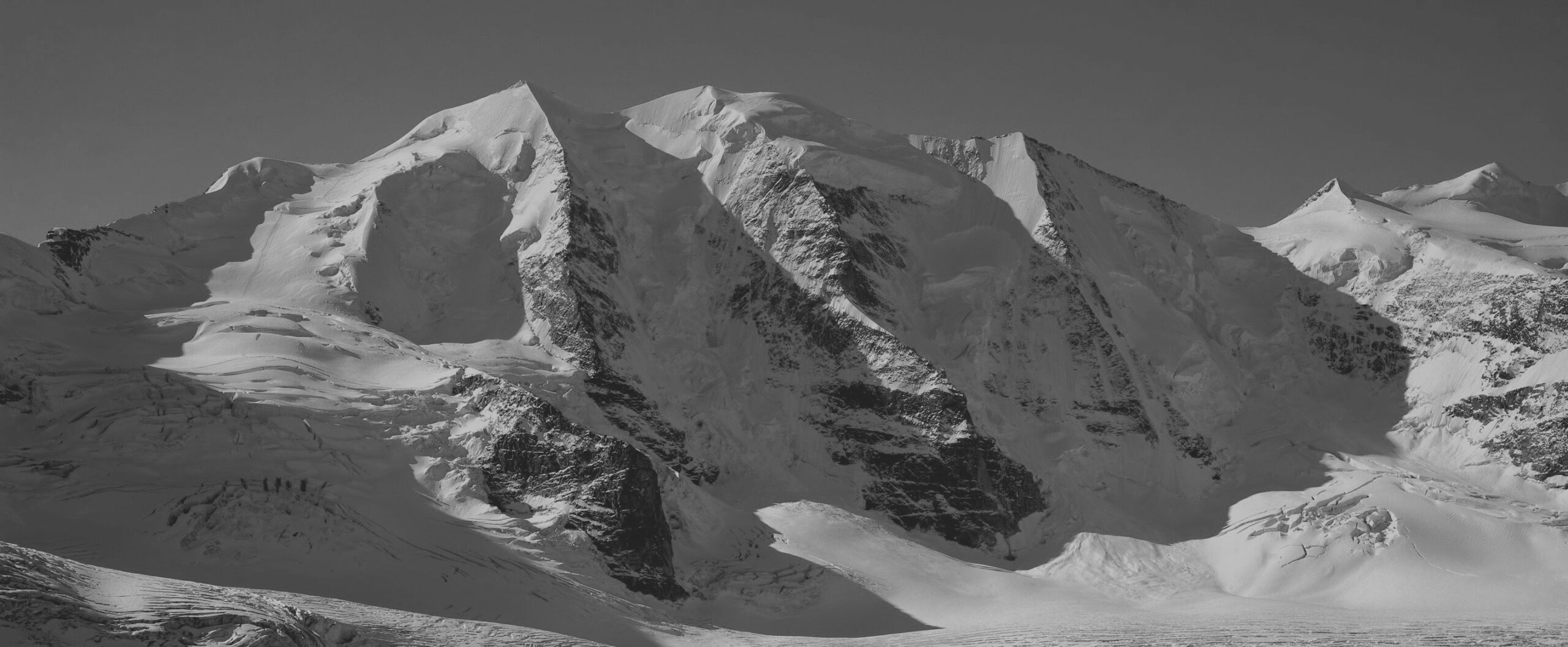 Mit seinen drei Gipfeln und vier nordseitig eingelagerten Hängegletschern, die von drei sich ebenmässig aus dem Persgletscher erhebenden Pfeilern getrennt werden, gilt der Palü als einer der schönsten Gletscherberge überhaupt.